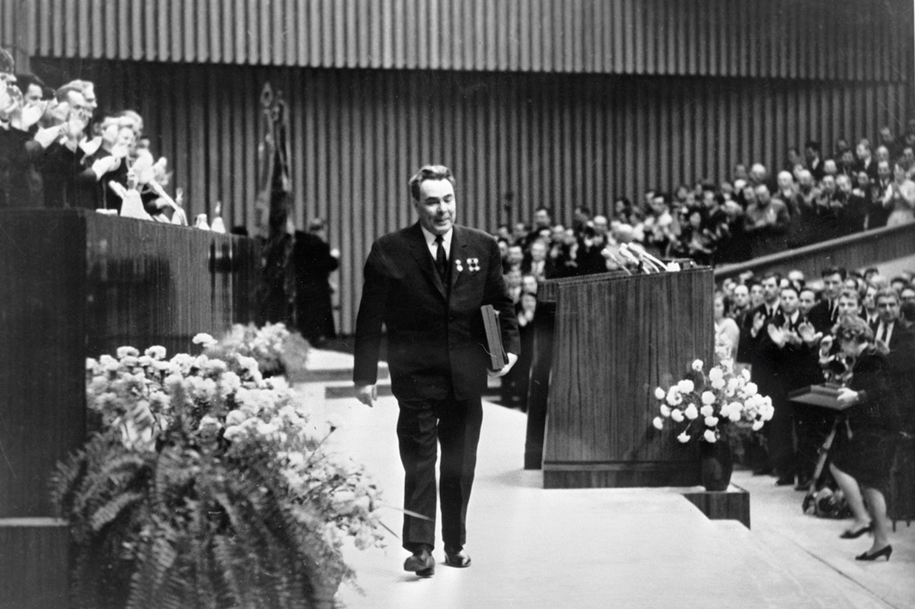 Леонид Брежнев после выступления на Торжественном пленуме ЦК ВЛКСМ, Москва, 1968 г.