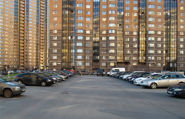 Парковка во дворе (фотография О. Запорожец и О. Бредниковой)