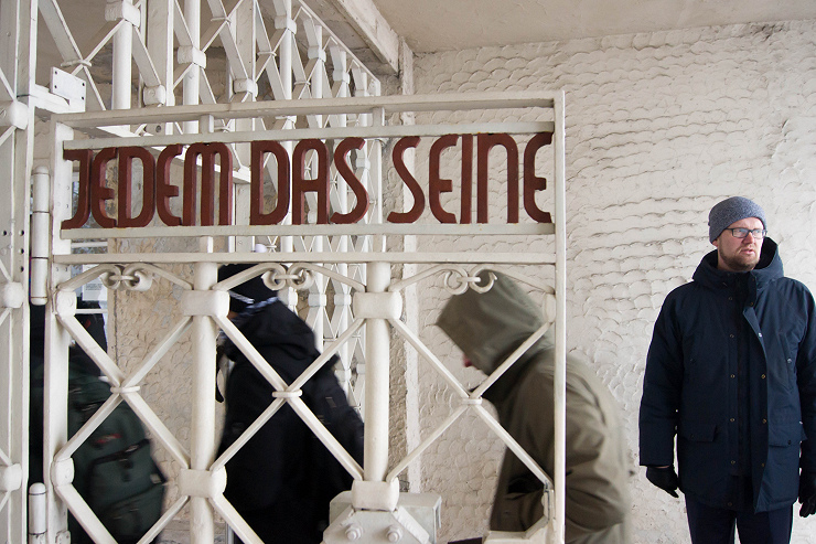 Надпись на воротах Бухенвальда: "Каждому своё"