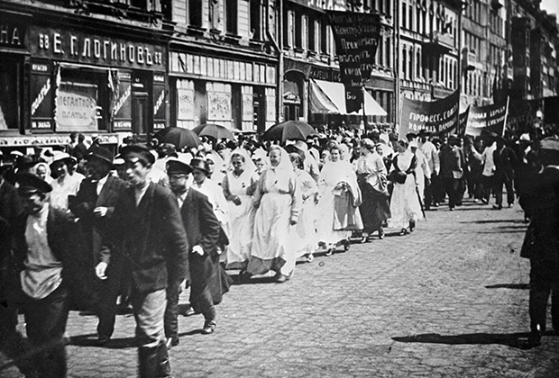 Политическая демонстрация против Временного правительства под лозунгом «Вся власть Советам». Петроград, 18 июня 1917 года