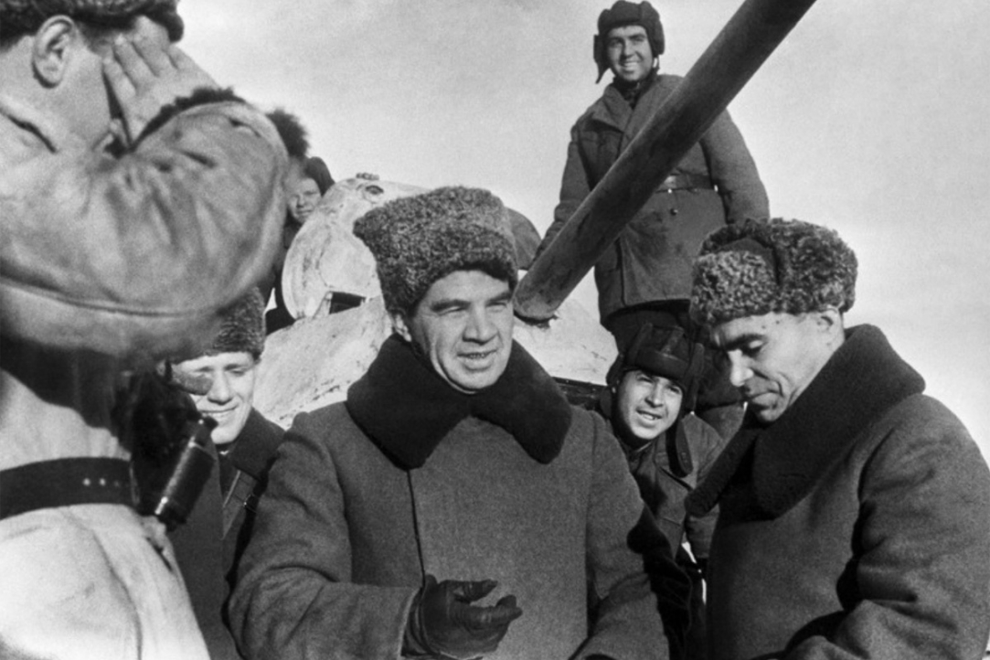 Сталинград. Командующий 62-й армии генерал-лейтенант Василий Чуйков (в центре). 1942 год.