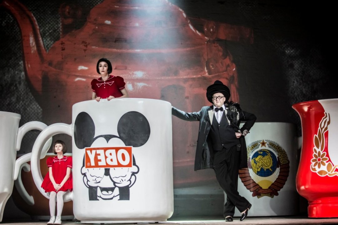 Иллюстрация к новости: Антон Хитров о премьере Театра на Таганке «Беги, Алиса, беги»