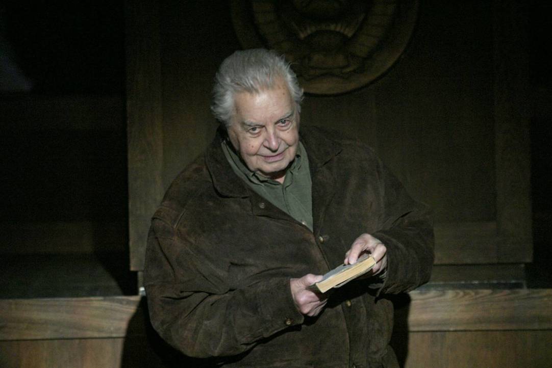 Юрий Любимов в роли Сталина в спектакле "Шарашка"