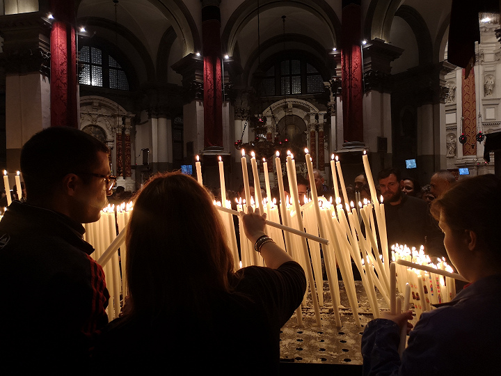 Во время праздника Санта Мария дела Салюте люди зажигают свечи в одноимённой базилике