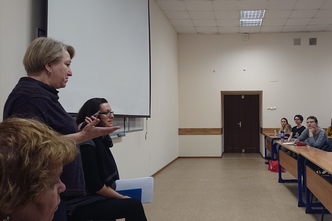 Перед студентами выступает директор Фонда развития театрального искусства Ю.П.Любимова Елена Смирнова