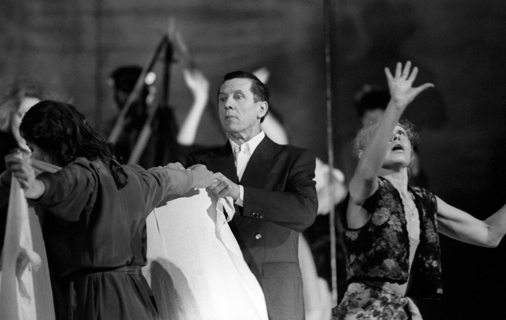 Спектакль «Доктор Живаго» на сцене Театра на Таганке (режиссер Юрий Любимов). В роли доктора Живаго — актер Валерий Золотухин. 1988 год  