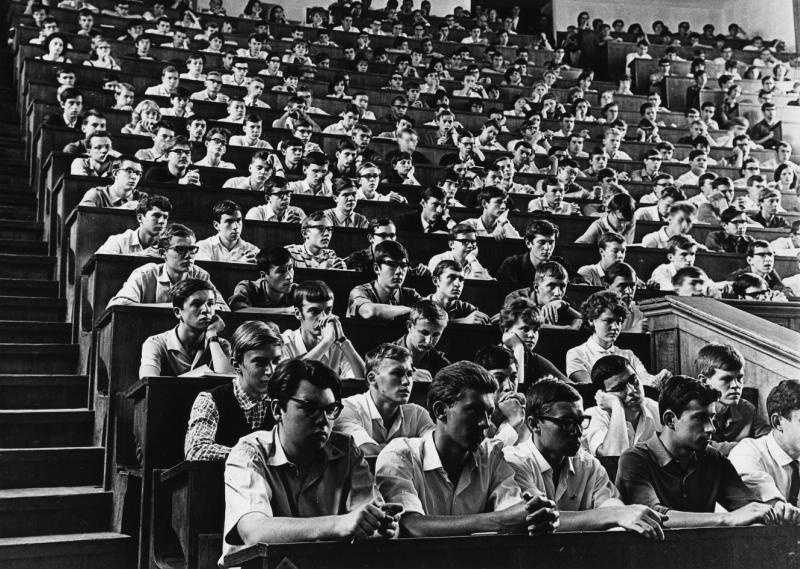 МГУ. Студенты в аудитории. 1960-е