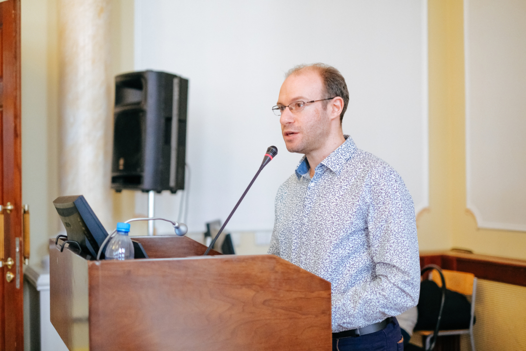 Научный сотрудник Лаборатории лингвистической конфликтологии Антон Сомин выступил с лекциями в Якутске, Тамбове, Пскове и Печорах