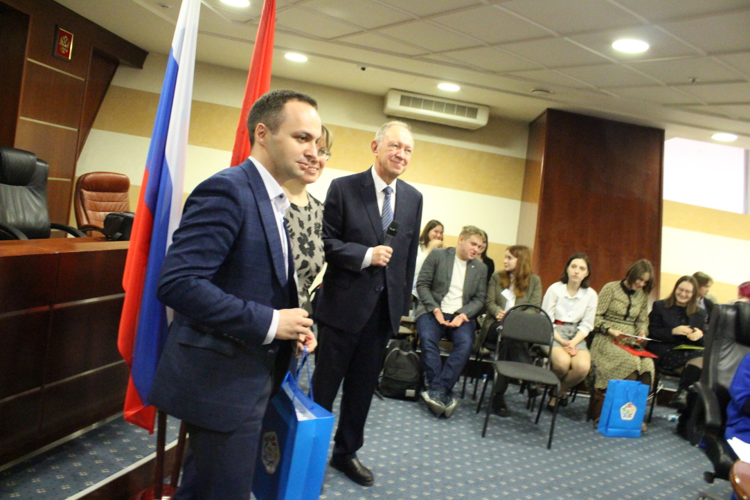Е. Моисеев получает диплом победителя конкурса