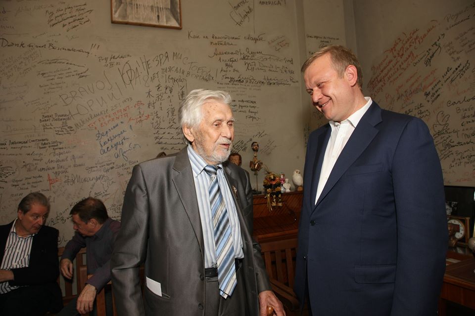 Николай Леонидович Дупак (на переднем плане, слева) в кабинете Ю.П. Любимова. 2015 год