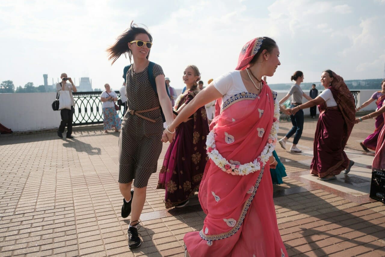 Спонтанная встреча с последователями вайшнавизма на набережной Ижевска в первый день экспедиции. 