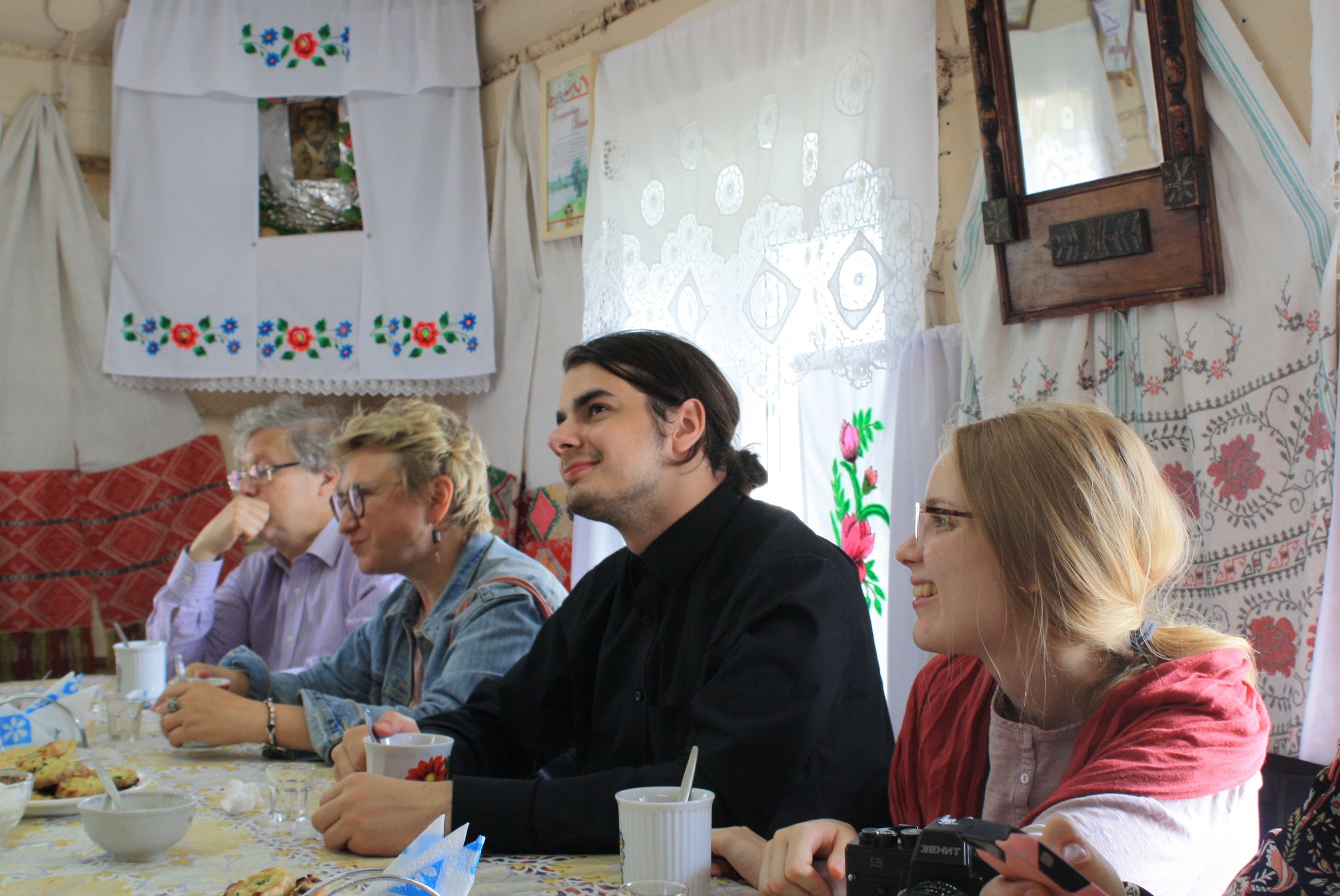 Участники экспедиции во время беседы с директором Центра удмуртской культуры, Еленой Петровной Белослудцевой, д. Карамас-Пельга, Киясовский р-н. Слева направо: Николай Шабуров, Людмила Жукова, Дмитрий Крихан, Александра Засядько. 