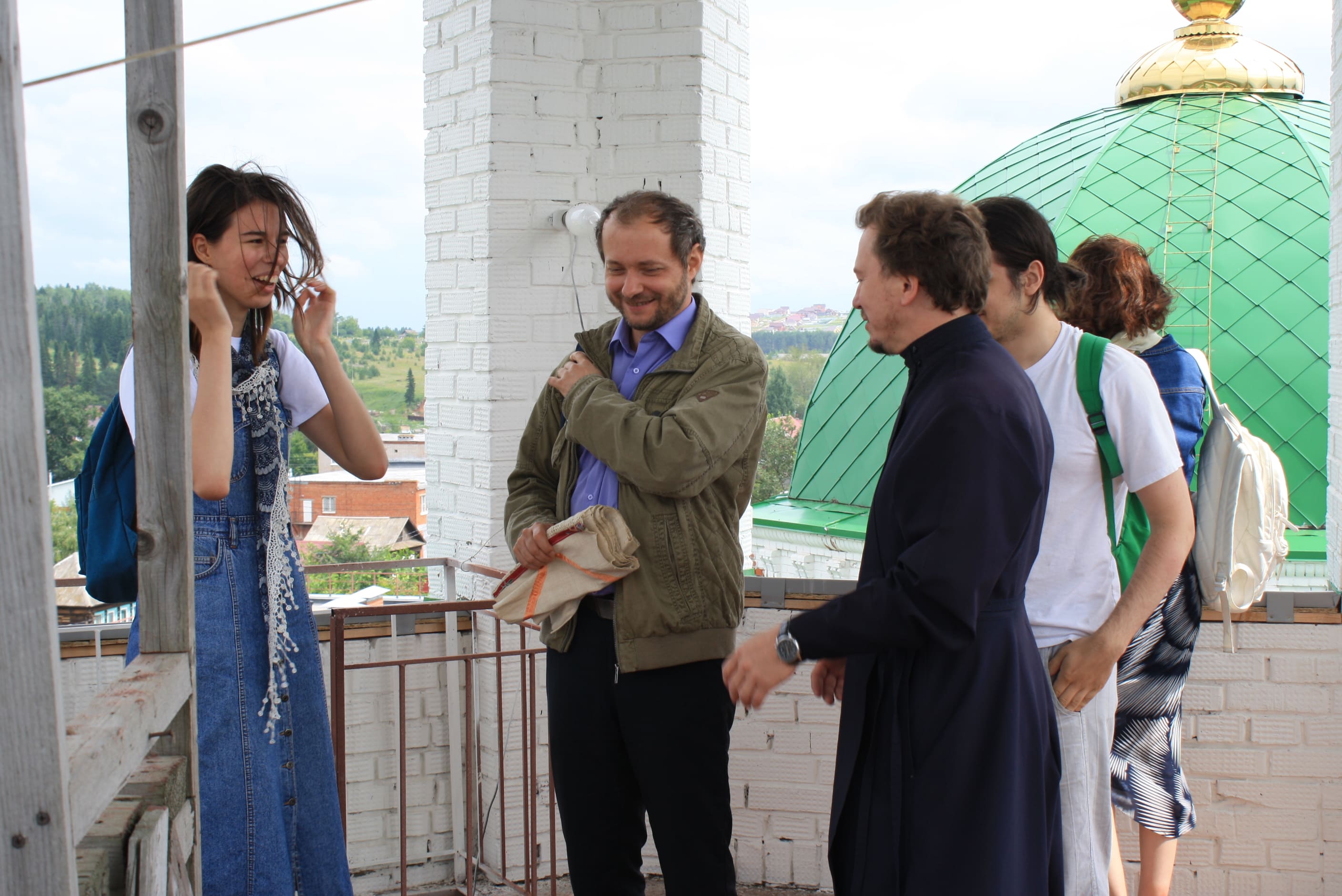 Руководитель экспедиции Борис Кнорре (в центре) на встрече с протоиереем Дмитрием Леонтьевым в Никольском храме с. Завьялово. 