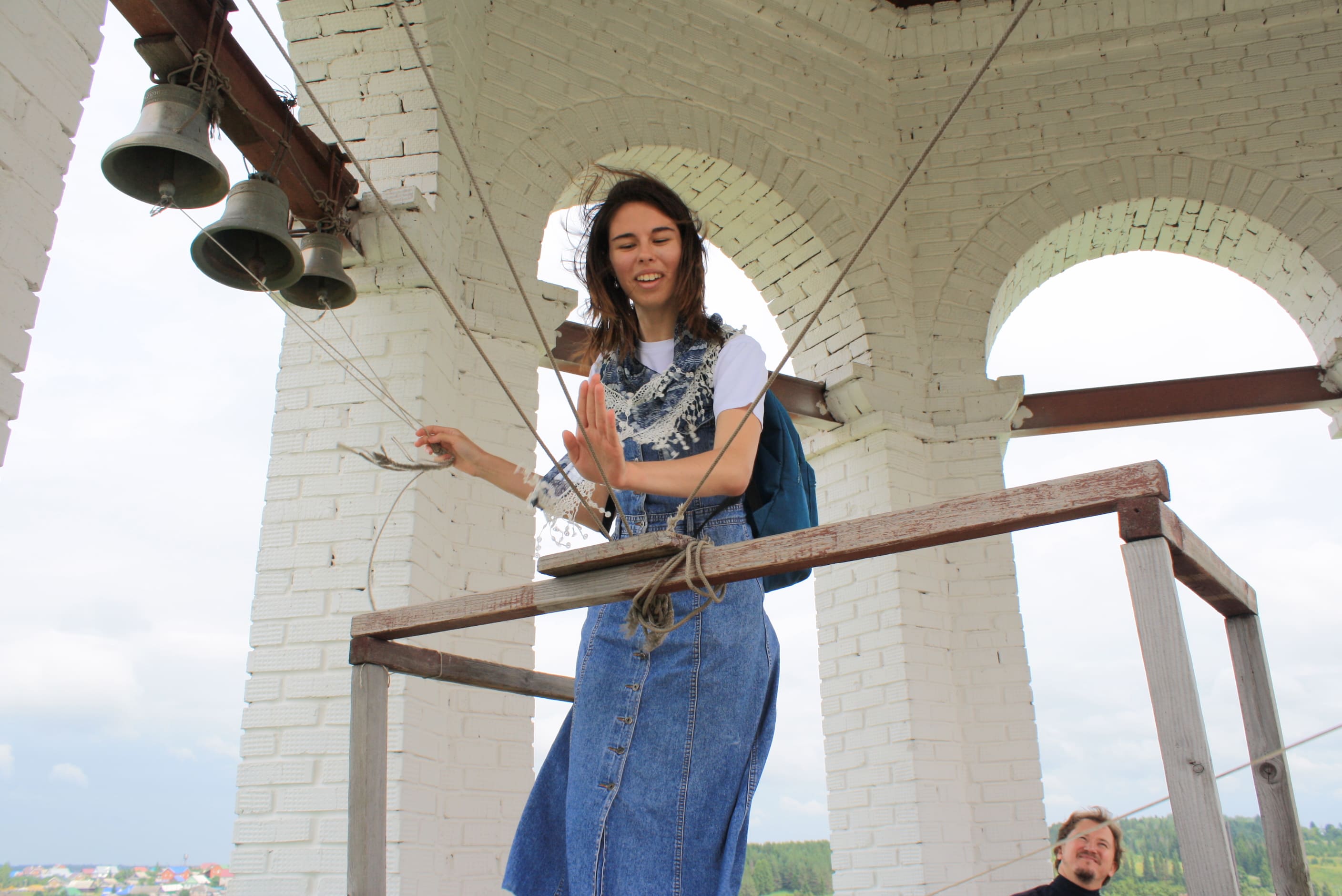 Анна Мурашова во время ознакомительной экскурсии протоиерея Димитрия Леонтьева по Никольскому храму, с. Завьялово. 
