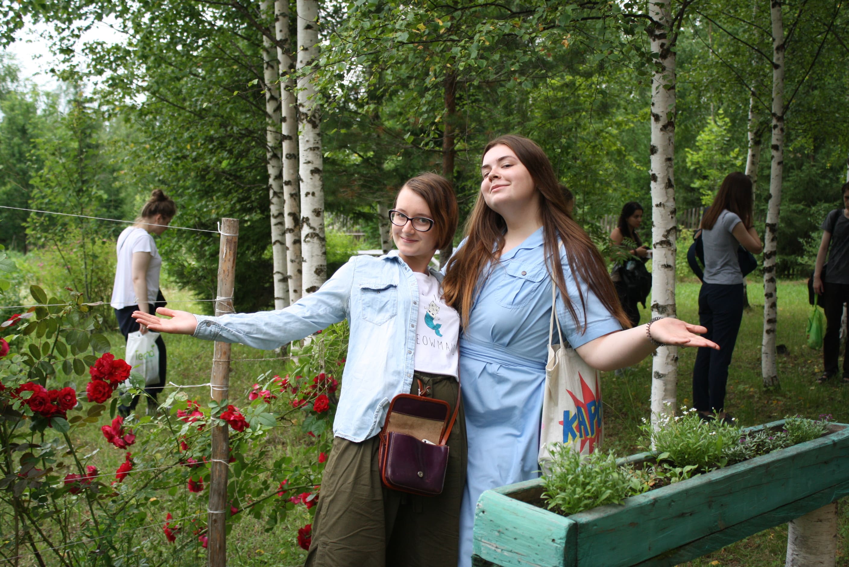 Мария Денисова (слева) и Анастасия Попова помимо работы по собственному вектору исследования приняли участие в нескольких общих выездах. На фото – в родовом поместье анастасийцев «Желанное» поселения «Родники», Красногорский р-н. 