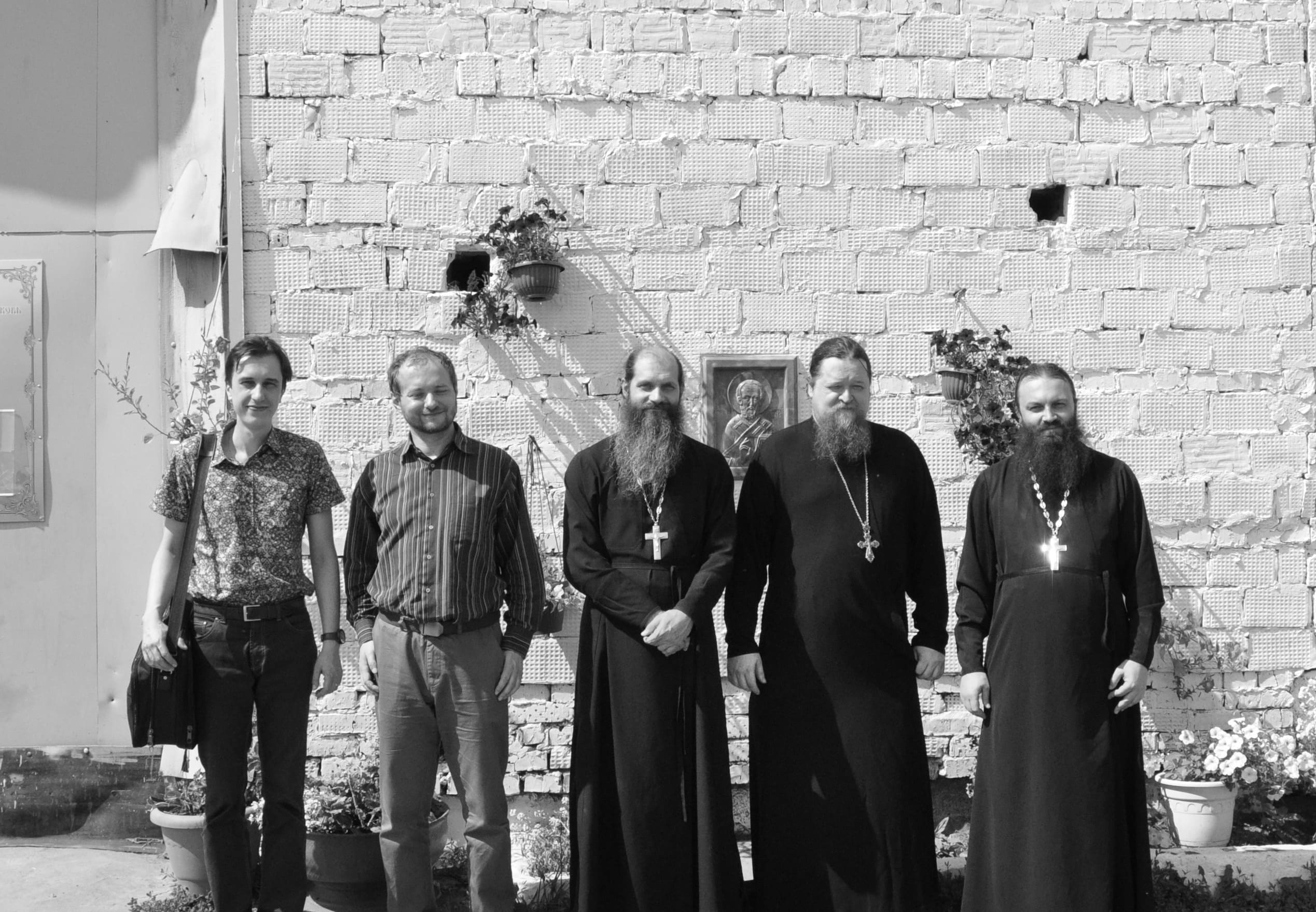 Слева направо: Павел Соколов, Борис Кнорре, священник Александр Малых, протоиереи Сергий Кондаков и Михаил Карпеев у храма Царя-Мученика Николая II, с. Завьялово. 