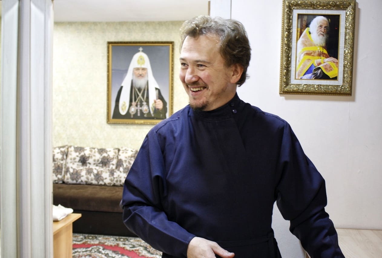Протоиерей Дмитрий Леонтьев в своем кабинете при Никольском храме, с. Завьялово. 