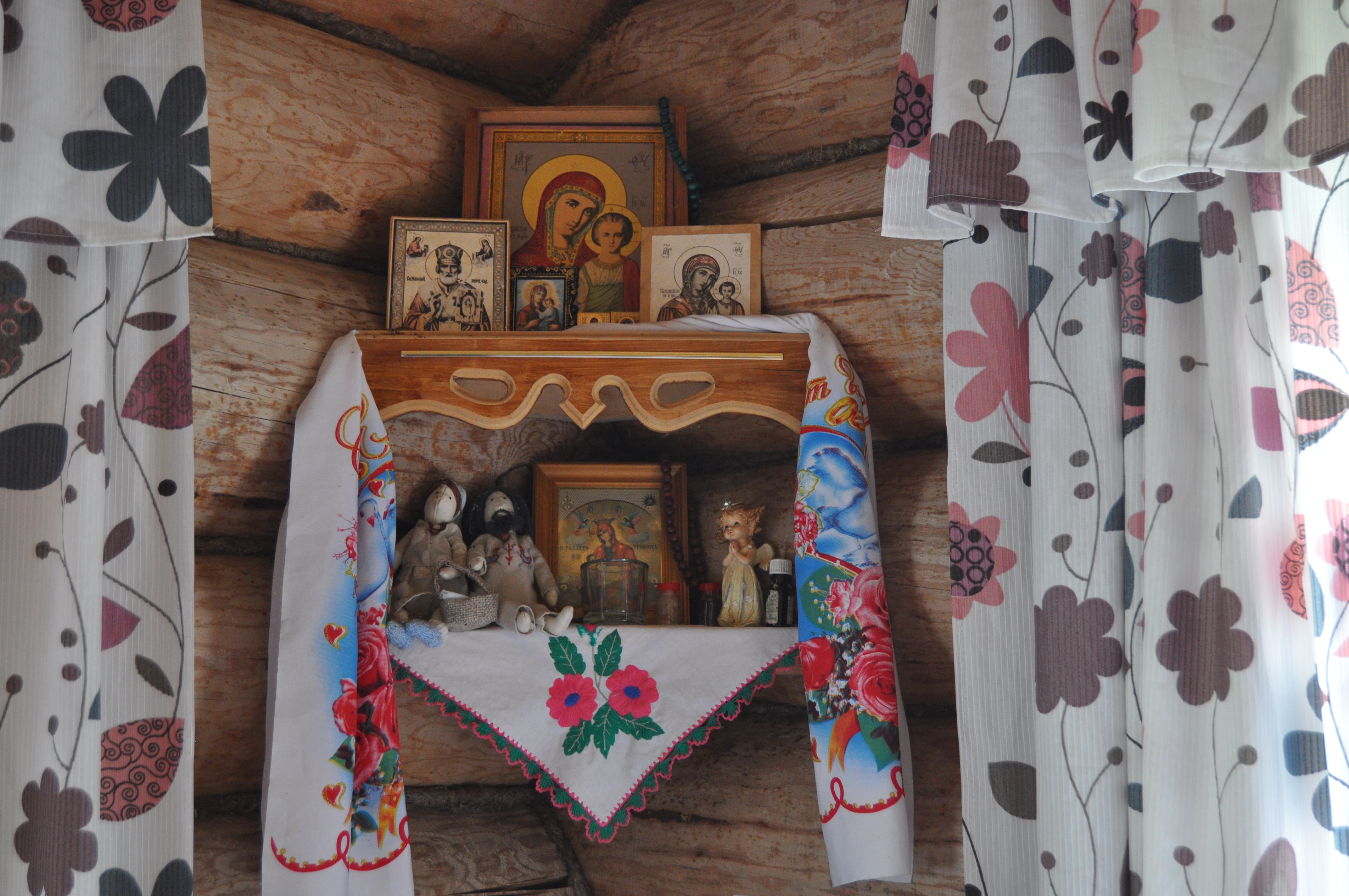 В доме одного из анастасийских поместий. 