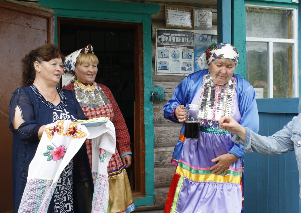 Тёплый приём экспедиционной группы в Доме марийской культуры, д. Иж-Бобья, Граховский р-н. В центре – руководитель ДК Ираида Леонидовна Кузнецова. 