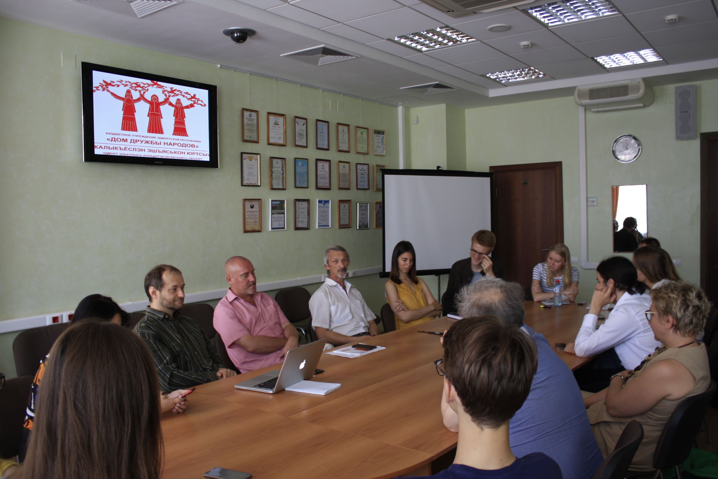 Беседа в «Доме дружбы народов» с заместителем министра по делам национальностей Удмуртии П.А. Орловым, отвечающим за взаимодействие между Республикой Удмуртия и НИУ ВШЭ, и директором Центра духовного просвещения Ижевской и Удмуртской епархии С.И. Ильинским. 