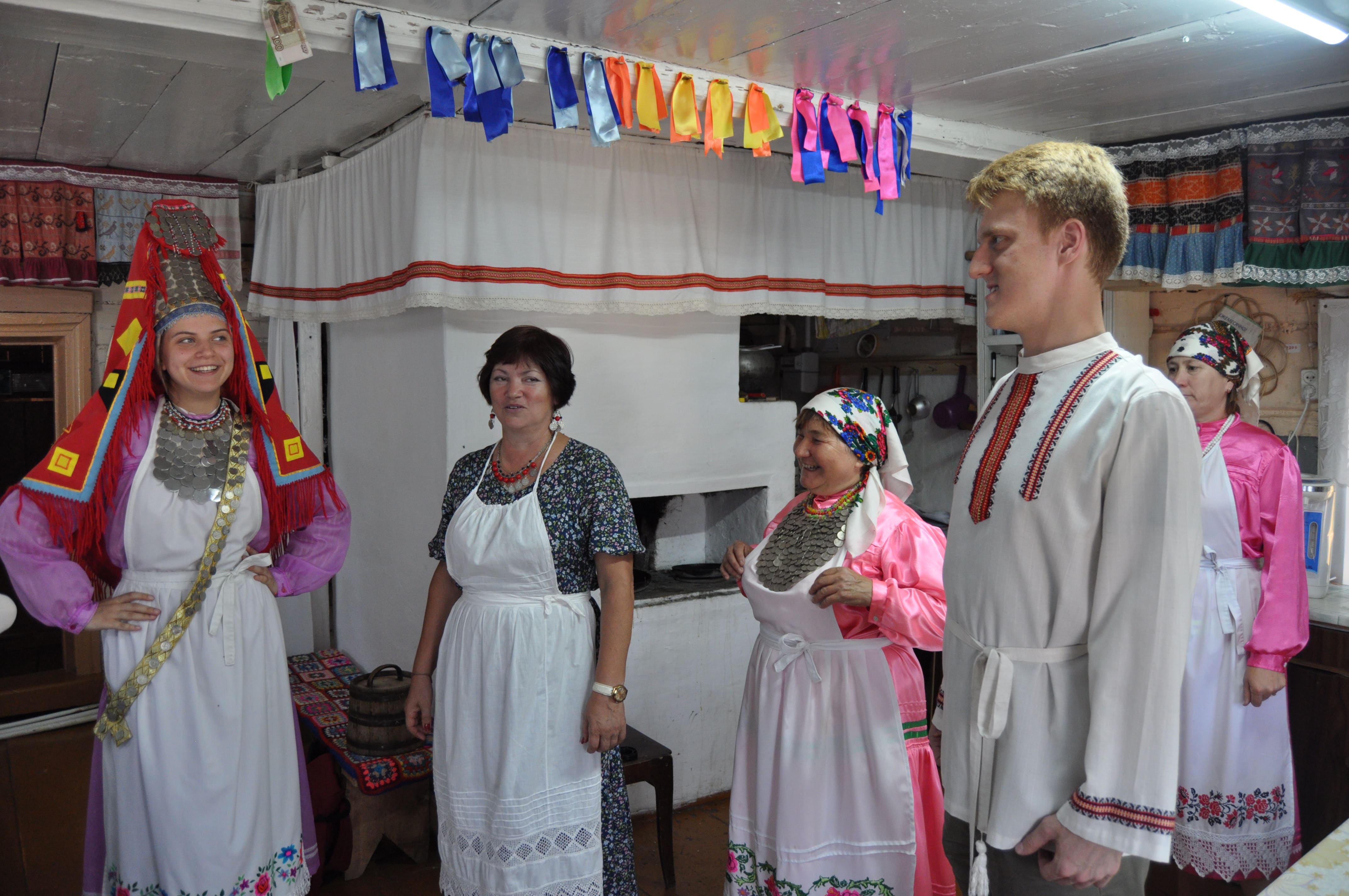 Алёна Куликова (слева) и Сергей Тарасов в национальных удмуртских костюмах. Рядом с Алёной – директор Центра удмуртской культуры Елена Петровна Белослудцева. 