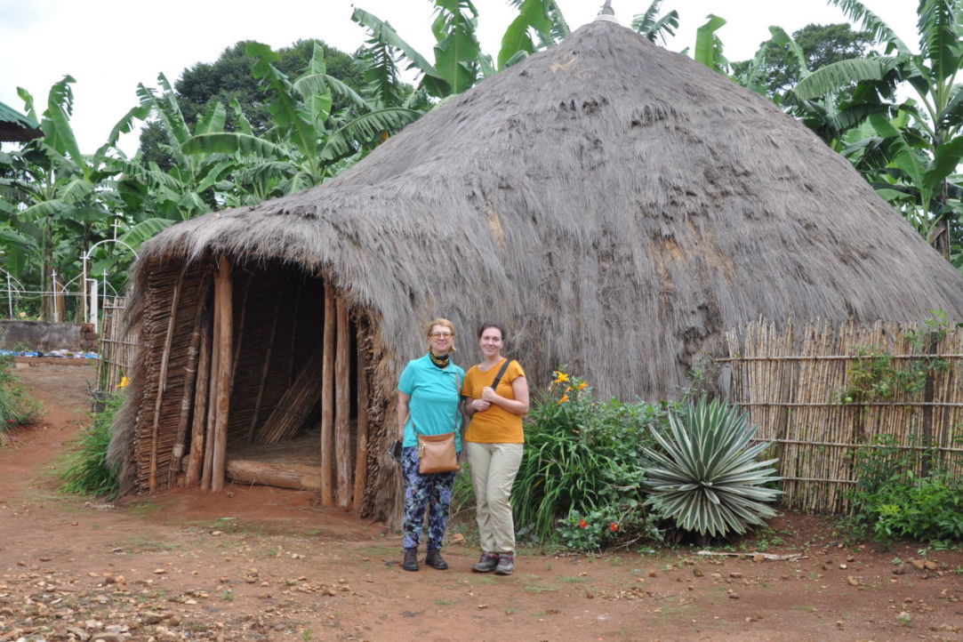 Традицонное жилище хая. Участники экспедиции Бутовская М. и Дронова Д.