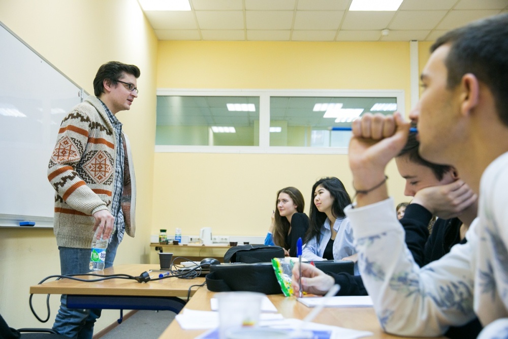 Доцент Александр Павлов на Осенней школе философии Вышки для российских школьников